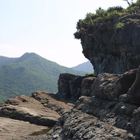 鼻頭角的海蝕崖有些地方呈現階梯型態，這是海蝕崖在發育時的初期階段，當海蝕崖下方不斷受到侵蝕，在崖面上突出的砂岩就會發生崩落，最後就會形成比較大的崖面。