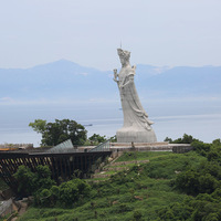 馬祖南竿的媽祖巨神像，民國98年完工，高28.8公尺，代表連江縣四鄉五島的總面積28.8平方公里，整座媽祖像由365塊花崗岩構建而成，象徵1年365天。目前為世界最高的石製媽祖神像。