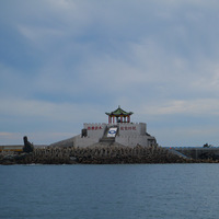 東引中柱港為進出東引鄉的主要港口，是島上的重要地標之一。島上感恩亭內矗立蔣經國總統的銅像。在感恩亭可綜覽東、西引全景。