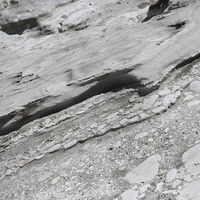 仔細觀察凝灰岩，可清楚看到火山灰堆積的平行紋理，在岩石的下方則是火山角礫岩，呈現不規則的排列，是最佳的戶外地質教室。