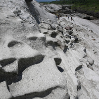 石梯坪岩層以白色的凝灰岩為主，含有較少量的火山角礫岩，由於受到風化侵蝕作用，形成階梯狀的小地景及風化窗。拾級而上，可以領受東海岸及太平洋的壯闊。