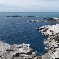 從石梯坪的空拍照片中，淺白色的岩層為凝灰岩分布的位
置，局部地區可看到深色的珊瑚礁分布，顯示此區域曾經發
生地層的抬升。