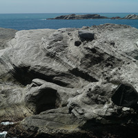 石梯坪的的凝灰岩由於火山噴發時期火山碎屑物的組成不
同，可看到凝灰岩中不同的層理，有些火山灰的顆粒較細，
有些夾雜一些火山礫岩以及大小不一深色的安山岩。