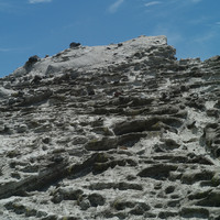 石梯坪的坡面上可看多許多凹穴，呈現階梯狀的拍排列，是受到差異蝕作用形成的風化窗景觀。火山角礫岩夾雜於其中，抗風化的能力，相對較強。