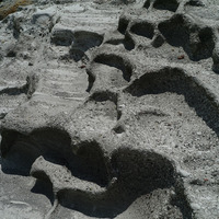 凝灰岩有許多小孔洞，是由於火山灰組成成分不同，造成差異侵蝕或是火山礫岩崩落造成的孔洞，形成獨特的地景。