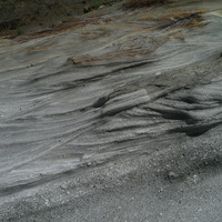 凝灰岩中可以看到多組交錯層理，這種受到水流作用產生的交錯層理，代表形成時處於淺海相至陸相的沉積環境。