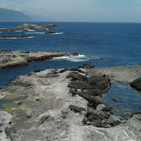石梯坪的海岸有許多凸出的小岬角，這些岬角呈現相互平行的分布，主要與區域的節理構造發育有關。岬角也是海水侵蝕殘餘的現象。