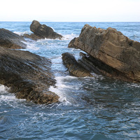 小野柳因擠壓形成單面山後，砂岩下方的泥岩受到侵蝕而凹陷，砂岩凸出於水面上，呈現單面山傾斜的型態。