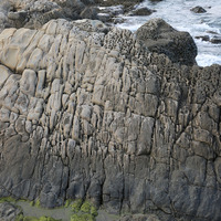 小野柳的砂岩上有許多線形的構造，是地層抬升後形成的節理，這裡的節理發育的相當密集，主要有兩組的節理，呈現相互垂直的形態。