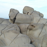 小野柳的砂岩受到海水不斷的摩蝕，外觀上顯得相當平整。砂岩中可看到一組呈現相互平行的節理構造，另一組則與其呈現斜交的形態。