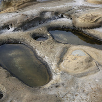 在海岸邊可看到積水的凹穴就是海蝕壺穴，是岩石上不規則
的孔洞持續受到海水侵蝕及砂粒的磨石，使得孔穴不斷加深
及加寬。