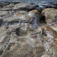 深澳岬位於新北市瑞芳區的海岸，海岸的岩石受到海水的風
化侵蝕作用，形成大小不同的凹穴，凹穴中的海水蒸發後，
會在岩石表面殘留白色的鹽結晶。