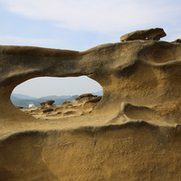 岩石兩側的節理持續受到侵蝕作用逐漸加寬加深，最後殘餘
的岩石就會形成小石牆。石牆上的風化窗，在持續受到風化
侵蝕作用，就會貫穿岩層，就如同開一扇窗一樣。