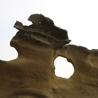 砂岩中因組成成分不均質，或受到外力敲擊形成小孔洞，這
些孔洞持續受到風化侵蝕作用，孔洞會加大，最後會貫穿岩
層。