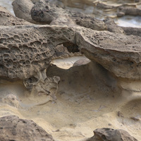 岩層中結核的部分質地較為堅硬，在差異侵蝕作用下，會先
從下方的砂岩層來侵蝕，最後逐漸貫穿形成孔洞。