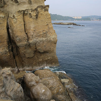 海崖上可以看到垂直的線狀構造，是岩石的節理受到海浪的
拍打，逐漸加深及加寬，當深度延伸到海水面，就形成海蝕
溝。