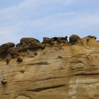 深澳岬主要地層為南港層，岩石以砂岩為主，砂岩中含鐵的
物質被雨水帶到砂岩的表面上，受到風化作用呈現黃褐色。