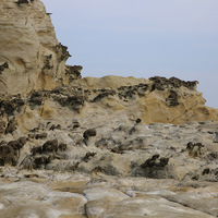 深澳岬的岩層以砂岩為主，砂岩中有許多分布不均的結核團
塊，有些呈現帶狀分布，有些為獨立的團塊，呈現不同的形
貌。