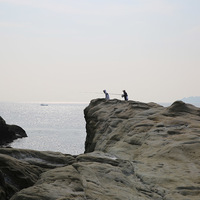 在台灣北部及東北角海域由於海洋生態資源豐富，因此常有
多多釣客在海崖上進行垂釣，但由區缺乏安全措施，也顯得
相當危險。