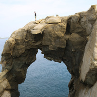 深澳象鼻岩位於新北市瑞芳區深澳岬的海岸，因受風化侵蝕
作用形成的海蝕拱門，由於外型類似大象的型態，因此稱為
象鼻岩。