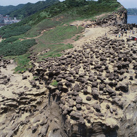 深澳岬為一邊陡一邊緩的單面山地形，照片右側為高陡的海
蝕崖，也是象鼻岩所在的位置，海崖上也可看多許多蕈狀岩
分布。