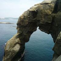 象鼻岩的鼻子從海崖上方一直延伸到海中，呈現海蝕拱門的
景觀，此處海岸相當高聳，由於沒有任何安全措施，若遊客
在此處攀爬，顯得相當危險。