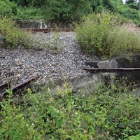 集集鐵路分支過去因921地震而被扭曲、隆起，導致交通中斷，現已修復完成，但仍有當時因受到擠壓而斷裂的鐵軌遺留下來。