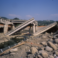 石圍橋為台3線省道上之重要曲線橋梁，是卓蘭連絡東勢、豐原之重要公路，但於921集集大地震後完全損毀，可能由於邊坡滑動所致。後來修復重建原則以「耐震」設計、結構、材料為主，並於民國89年底竣工。（攝於1999年12月9日）