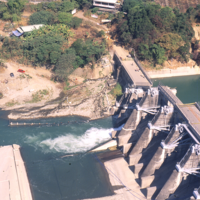 石岡壩因為受到擠壓，造成壩體相對隆起。921地震中，大壩至少有三受到損壞，尤其是大壩的右岸，隆起大約8公尺的高度，造成水門損壞、蓄水功能喪失，嚴重導致大台中地區200萬人面臨缺水困境。（攝於1999年12月11日）