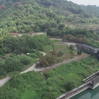石岡壩現況。照片左邊河道已經長滿植生，主要是廢棄的河道。大壩本身在這裡因為斷層隆起，目前保留為地震紀念地。