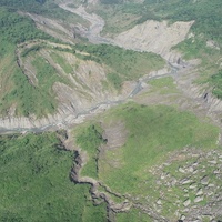20年後的草嶺山崩處，堆積於照片左上方的是921地震時，因地滑滑落的崩塌物，鬆散的物質，仍然被繼續搬運入清水溪。經過20年後，雖然草長出來了，仍可看許多崩落物，仍繼續崩落中。