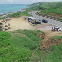 從空中鳥瞰風吹沙停車場，停車場位於生物碎屑石灰岩的海崖崖頂。