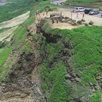 參照第1699號幻燈片照片，海崖高達70公尺高為生物碎屑石灰岩所組成，風化後成為紅土及沙的混合物。