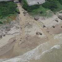 滿州沙灘旁邊的牛溪溪口，攜帶來自上游風化泥沙之外，也有部分是來自風吹上去的沙。冬夏季節呈逆向搬運作用：風將沙帶上去，河流將沙搬下來。