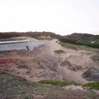 攝於1999年3月6日。風吹沙因道路闢建而有劇烈的地景變遷，也因為沙不斷堆高，甚至堆疊到路面，導致行車不方便。