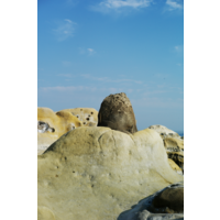 結核原被相對較軟的砂岩包覆。岩石經長期海水侵蝕、風吹、雨淋、日曬等差異侵蝕，而終見天日。在結核上頭也可觀察到經鹽風化後的蜂窩狀，以及蒸發的鹽分留下的痕跡。