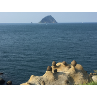 由和平島遠望基隆嶼，近看差異侵蝕後的蕈狀岩，因差異風化與侵蝕作用，結核四周的砂岩被海水侵蝕而突出。基隆嶼則為一火山噴發物堆積的小島，形成獨立的小山丘，守護著基隆。