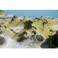 岩層經差異侵蝕後，形成各種形狀。主要原因是其所含的礦物成分聚積位置的差異，如照片所示。附近也有鹽分蒸發，如同在岩石上撒下糖粉般，其實是蒸發後的鹽分。