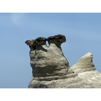 差異侵蝕使較軟的岩石部分容易被帶走，照片中也可見蜂窩狀的岩石，是由於鹽份滯留在孔隙中，經乾溼週期後的結晶膨脹，造成坑洞般的樣貌。海蝕平台上白白的部分正是蒸發後的鹽分。