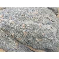 花岡岩常見的主要礦物有石英、斜長石、白雲母、黑雲母、角閃石。照片中肉桂色的礦物便為正長石，也可看到石英脈，回溯過去花岡岩在地殼深處變形的過程中，因受到張力而形成裂隙，而後由石英溶液填充其中而膠結，因此形成石英脈。