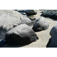 花岡岩經過風化後，岩塊受海水沿著節理侵蝕成圓頭狀外觀。