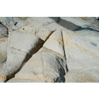 隨著岩石在抬升的過程中，因周圍的壓力減低，使得岩石往一定方向膨脹而產生裂隙。出露地表後，有些裂隙受到風化與侵蝕作用，裂隙因此擴大。
