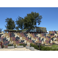 慈湖三角堡的迷彩外觀，是戰地政務時期的紋理，過去這裡是驅軍的生活區，目前已改為觀光據點。這裡也是觀賞栗喉蜂虎的重要場所。