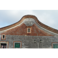 金門傳統閩南建築的特色－「馬背」，在屋脊的部分，會設計成微突起彎曲狀。這樣的建築成為金門的特色，也是金門國家公園的代表標幟。