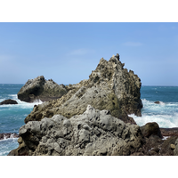 基隆嶼周圍礁岩的地形受海水日夜侵蝕，形成各種形狀不同
的造型。岩石的主要成分也多為含角閃石、黑雲母等斑晶礦
物的石英安山岩。節理發達。