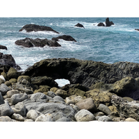海蝕地形。包括海蝕柱、海蝕洞、海拱、蜂窩岩等典型地
形。