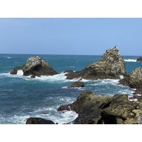 島上的地形多為峭壁所構成的，岩石的主要成分也多為含角
閃石、黑雲母等斑晶礦物的石英安山岩。每一處岩壁的節理
都很發達。