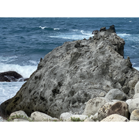 島上的地形多為峭壁所構成的，岩石的主要成分也多為含角
閃石、黑雲母等斑晶礦物的石英安山岩。每一處岩壁的節理
都很發達，也因此形成地景多樣性。