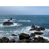 隆嶼岸邊的岩塊，主要都來自基隆嶼的崩解堆積。目前可看
到海量日以繼夜，繼續侵蝕這些岩塊。也形成一種地景之
美。