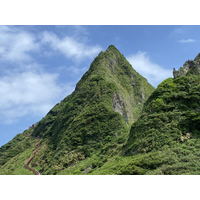 基隆嶼山頂，標高182公尺，為典型的錐狀火山外型。因岩
漿黏滯性高，容易堆疊成圓錐狀或尖錐狀等地勢陡峭的地
形。